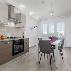 https://apartment-sole-pula.in-istria.net